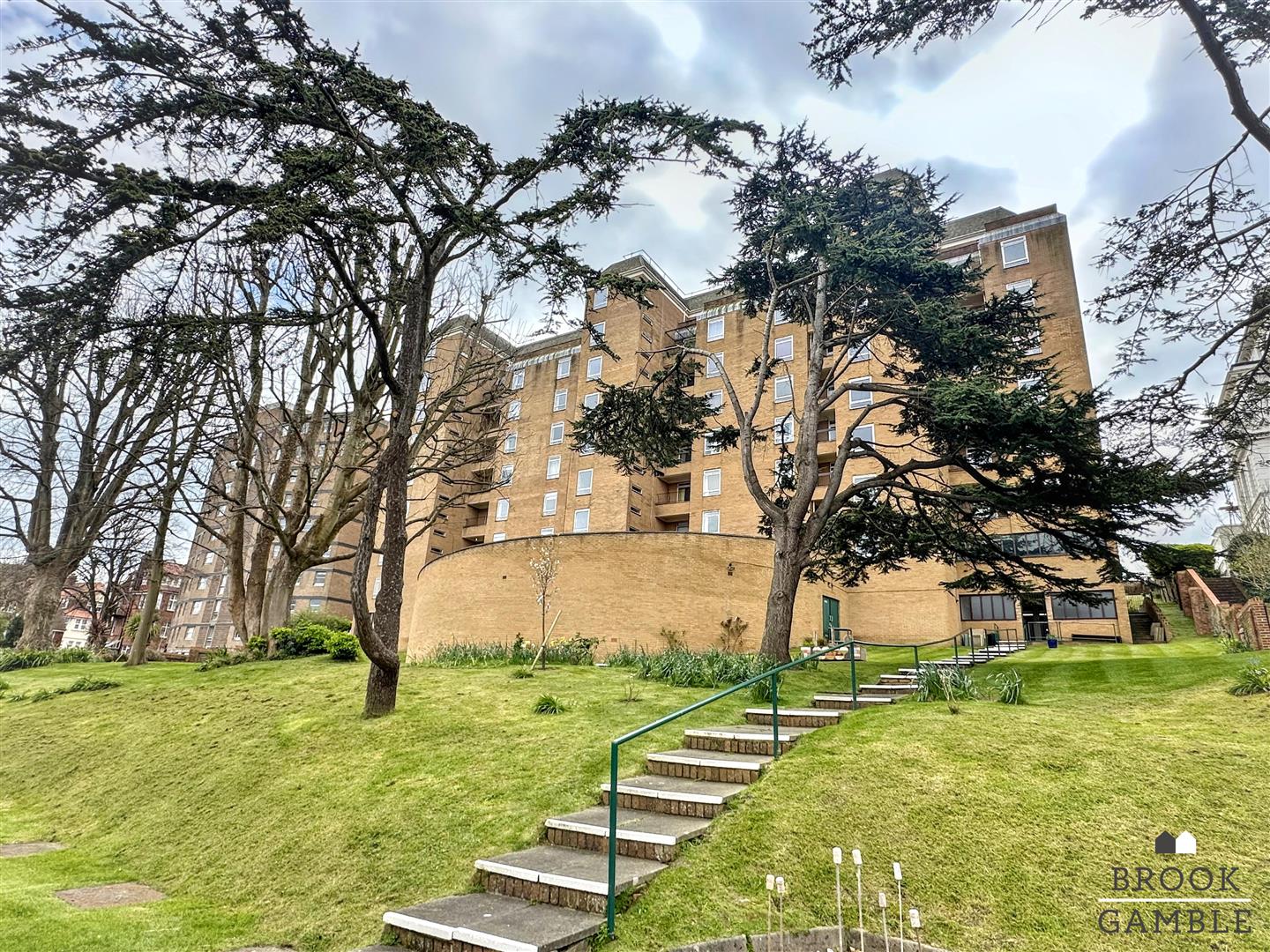 3 Bedroom Flat. St. Johns Road in Eastbourne,  22